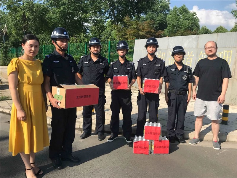 炎炎夏日送清涼 點點關懷暖人心